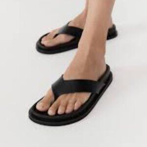 ST. AGNI BLACK LEATHER THONG SLIDE   38/Size 8  (New in Box)